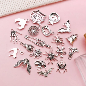 Collectie antieke zilveren Halloween bedeltjes met spinnen, vleermuizen en skeletten voor sieraden