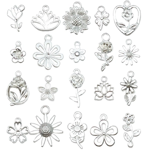 20 breloques florales en alliage argenté avec lotus et trèfle pour création de bijoux DIY