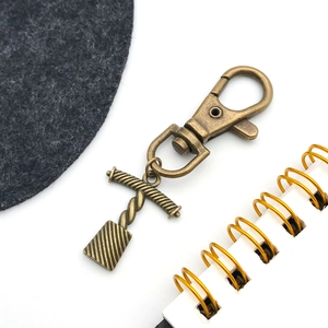 Porte-clés en alliage de bronze vintage avec fermoir mousqueton et pendentif en T
