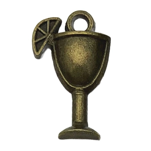 Détail d'un pendentif verre à cocktail en bronze antique avec tranche de citron pour DIY