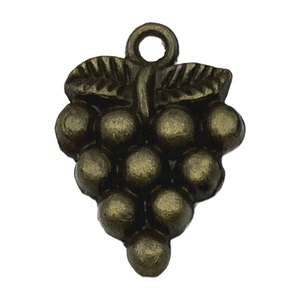Détail macro du pendentif de raisin en bronze antique avec feuille texturée et boucle
