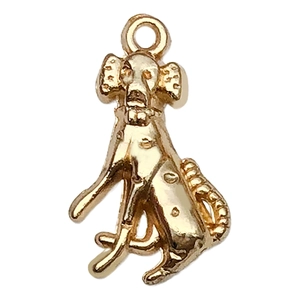 Détail d'un pendentif en forme de chien doré en alliage avec une finition polie