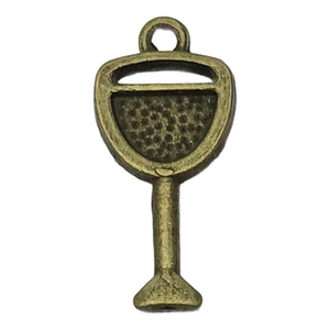 Vue macro d'un pendentif verre à vin en bronze antique avec texture en relief pour bijoux DIY