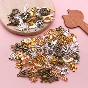 Détail de breloques d'Halloween en métal avec citrouille et fantôme pour bijoux DIY