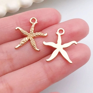 Détail d'un pendentif étoile de mer doré en alliage avec texture pour création de bijoux DIY