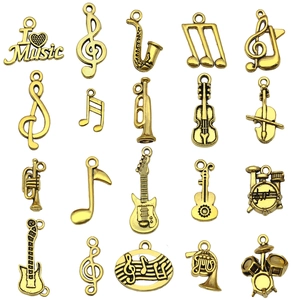 Lot de breloques instruments de musique dorées avec guitare et notes de musique