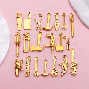 Pendentifs en Alliage d'Or Antique Forme de Mini Outils pour Création de Bijoux DIY Marteau Scie Clé Tournevis Accessoires de Porte-clés