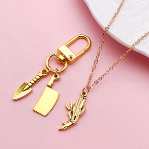 Porte-clés avec pendentifs outils et collier fusil en alliage doré de style punk