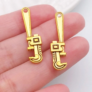 Gros plan d'un pendentif clé à molette plaqué or pour la création de colliers