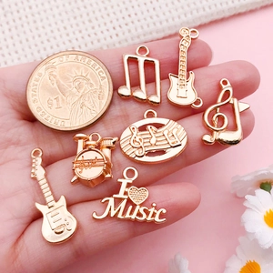 Goldfarbene Musik-Anhänger Set mit Gitarre und Noten für DIY-Schmuckherstellung