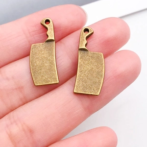Makroaufnahme von antiken Bronze-Beilanhängern für DIY-Schmuckherstellung