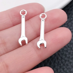 Vue macro de mini pendentifs en forme de clé en alliage d'argent pour la création de bijoux
