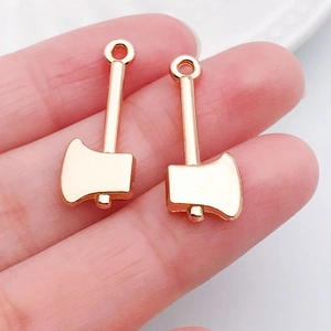Mini-Axt-Anhänger in Roségold für DIY-Schmuck, zur Größendarstellung auf der Fingerspitze