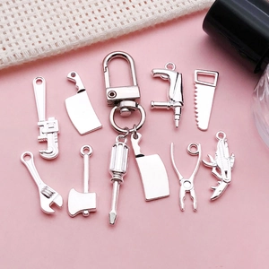 Ensemble de mini breloques d'outils en alliage argenté avec clé, scie et pinces