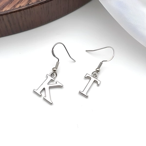 Orecchini a gancio in argento sterling S925 con lettere K e T dal design minimalista