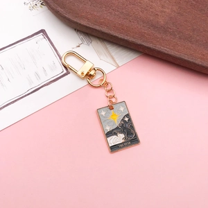 Tarot Der Stern Schlüsselanhänger mit schwarzer Katze und goldener Emaille auf Pink