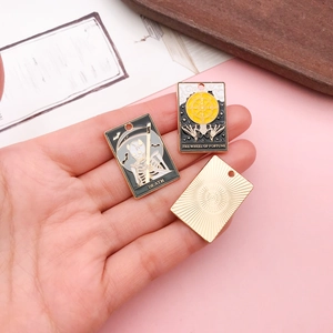 Handgehaltene Emaille-Tarot-Anhänger mit Motiven von Tod und Glücksrad für Schmuck