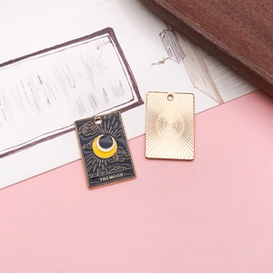 Makro-Detail des Tarot-Anhängers Die Mond in schwarzer Emaille und Gold für DIY-Schmuck