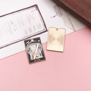 Detail eines Tarot-Tod-Anhängers mit schwarzer Emaille und goldener Sonnenstrahl-Rückseite