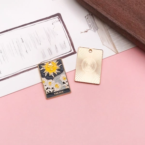 Detail des Tarot-Anhängers Die Sonne mit vergoldetem Sonnen- und Sonnenblumenmuster