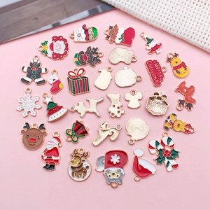 Flache Ansicht weihnachtlicher Emaille-Anhänger mit Nikolaus und Rentier für DIY-Schmuck