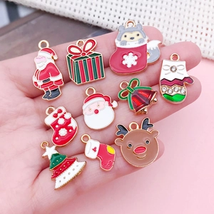 Detailansicht von Weihnachtshängern wie Weihnachtsmann und Rentier in der Hand