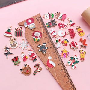 Details von bunten Weihnachts-Emaille-Anhängern mit Lineal zur Größenmessung