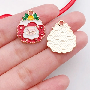 Makroansicht von Weihnachtsmann Emaille Anhänger mit Detailansicht von Vorder- und Rückseite
