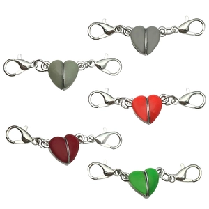 Cinque chiusure magnetiche a cuore con doppi moschettoni per gioielli fai-da-te