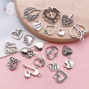 Collezione di ciondoli a cuore e ali in argento antico per creazione gioielli fai-da-te