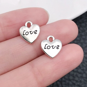 Dettaglio di ciondoli a cuore in lega d'argento con incisione Love per gioielli fai-da-te