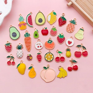 Bunte Emaille-Anhänger in Obst- und Gemüseform wie Erdbeeren und Ananas aus Legierung