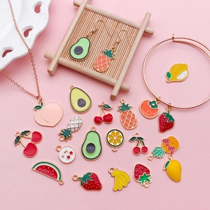 Sommerliche Obst-Schmuckkollektion mit bunten Emaille-Anhängern und Halskette