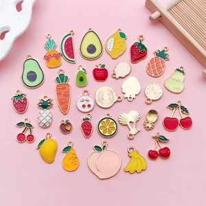 Detaillierte Ansicht bunter Emaille-Obst- und Gemüseanhänger aus Legierung für DIY-Schmuck