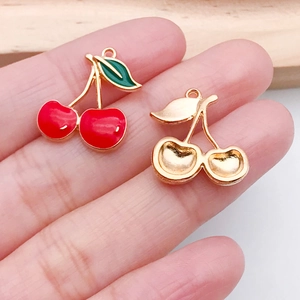 Detaillierte Ansicht der Kirsch-Anhänger aus Emaille und Goldlegierung für DIY-Schmuck