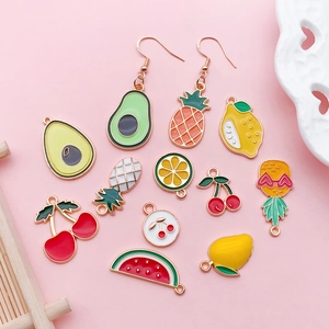 Detailansicht bunter Emaille-Anhänger und Ohrringe in Fruchtform für DIY-Schmuck