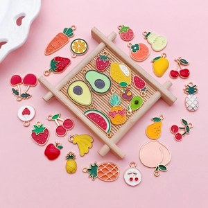 Detailansicht verschiedener bunter Emaille-Obst- und Gemüseanhänger für DIY-Schmuckherstellung