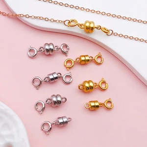 Vue détaillée des fermoirs magnétiques or et argent pour colliers faits main
