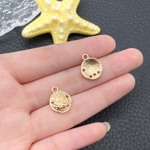 Vue détaillée des pendentifs étoile de mer dorés pour création de colliers et bijoux DIY