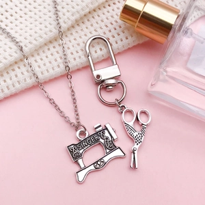Set regalo collana con ciondolo macchina da cucire argento antico e portachiavi forbici