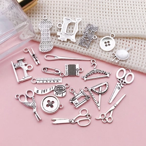 Set ciondoli cucito argento antico con forbici, macchina da cucire e bottoni DIY