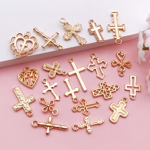 Set de 18 dijes de cruz dorados en varios diseños para la creación de joyas DIY