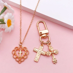 Elegante collar con colgante de cruz de corazón hueco dorado y dijes en rosa