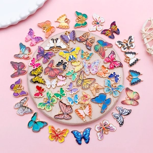 Detalle macro de colgantes de mariposa coloridos en aleación para creación de joyas DIY