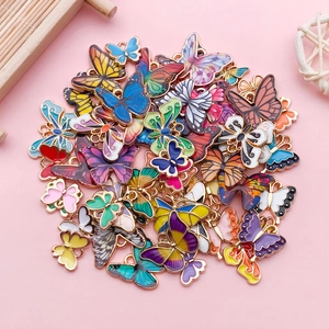 Colgantes de mariposa de colores en aleación con patrones de aceite para joyería artesanal
