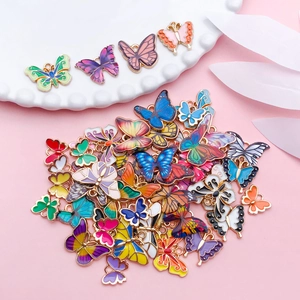 Detalle de colgantes de mariposa coloridos en esmalte para la creación de joyas DIY