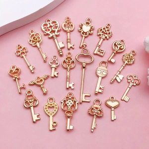 Assortiment vintage sleutelhangers in roségoud voor doe-het-zelf sieraden maken