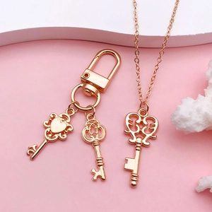 Roségouden sleutelhangers en ketting met hartjes en vintage patronen