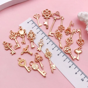 Vintage goudkleurige sleutelhangers van legering voor DIY-sieraden op roze ondergrond