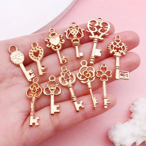 Detail van diverse vintage roségouden sleutelhangers met opengewerkte hartmotieven